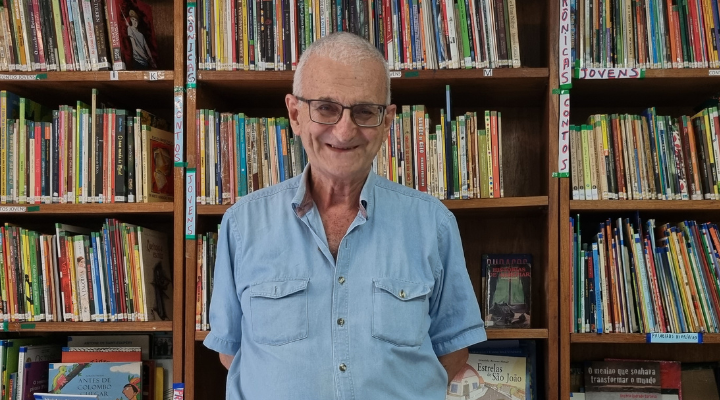 ‘Acredito que a leitura e a escrita abrem portas, podendo transformar vidas de diversas maneiras’, conta Domingo González, no Dia do Escritor