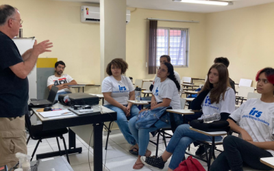“Ensinar é a melhor forma de aprender”: Participantes do IRS assistem à palestra sobre relações humanas no ambiente de trabalho