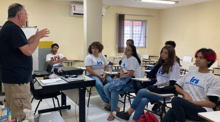 “Ensinar é a melhor forma de aprender”: Participantes do IRS assistem à palestra sobre relações humanas no ambiente de trabalho